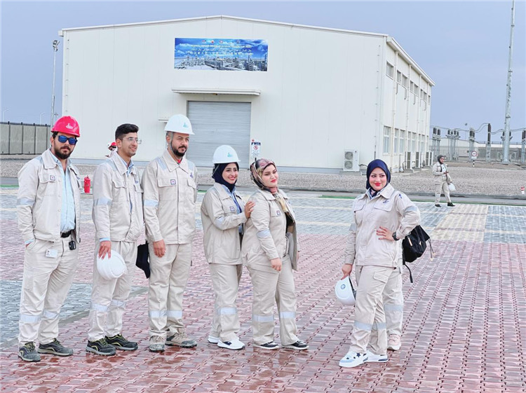 部分伊拉克員工合影。中國石油工程建設(shè)有限公司供圖