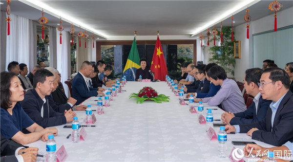 當(dāng)?shù)貢r間10月23日，國務(wù)院僑務(wù)辦公室主任陳旭（中）在巴西里約熱內(nèi)盧出席國務(wù)院僑辦代表團與里約僑界座談會。  王天聰 攝