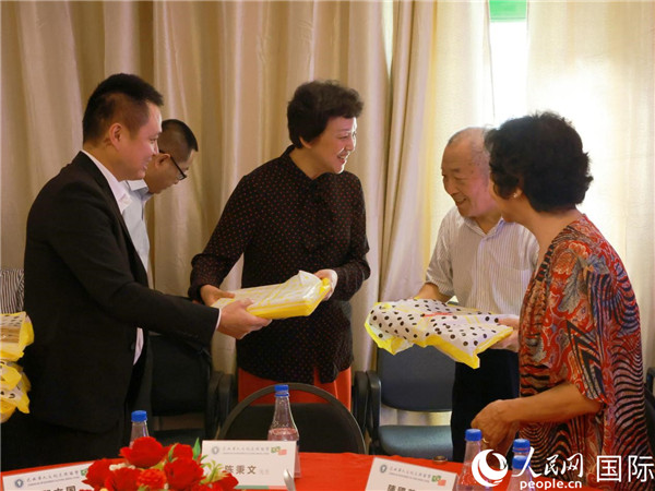 當(dāng)?shù)貢r間10月23日，國務(wù)院僑務(wù)辦公室主任陳旭（中）在巴西華人文化交流協(xié)會會館出席里約僑界舉辦的重陽節(jié)敬老聯(lián)歡活動，并為里約僑界長者代表送上慰問品。  人民網(wǎng)記者 陳海琪攝