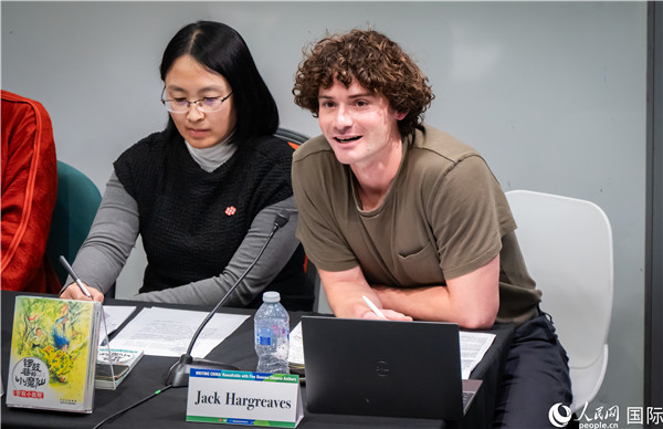 4、英國漢學(xué)家沈如風(fēng)對中國文學(xué)譯作的未來充滿期待。郭錦標(biāo)攝