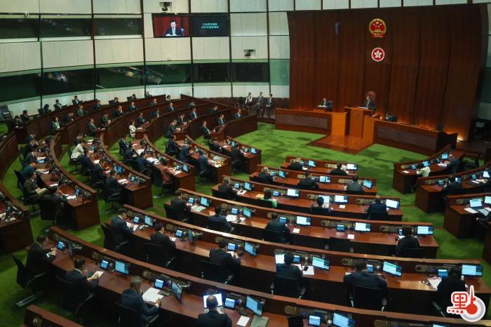 李家超在立法會宣讀新一份施政報(bào)告。圖片來源：香港“點(diǎn)新聞” 麥鈞杰 攝