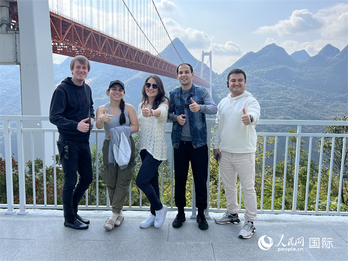 歐亞國(guó)家記者在壩陵河大橋下合影，并給大橋“點(diǎn)贊”。人民網(wǎng) 花放攝