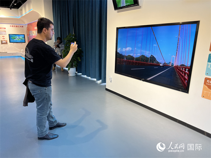 歐亞國(guó)家記者在橋梁博物館參觀。（人民網(wǎng) 花放攝）