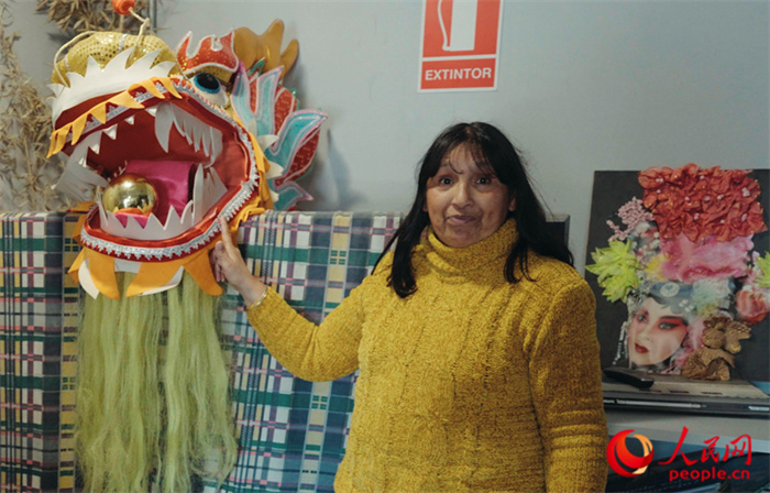 “熊貓閱覽室”一角。盧漢·梅洛為記者展示大使館贈(zèng)送的龍頭。人民網(wǎng)記者 張若涵攝