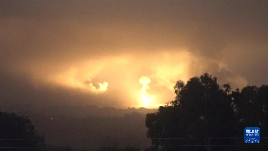 這張從以色列國防軍發(fā)布視頻中截取的圖片顯示，10月27日晚，以軍進入加沙地帶開展地面行動。新華社發(fā)