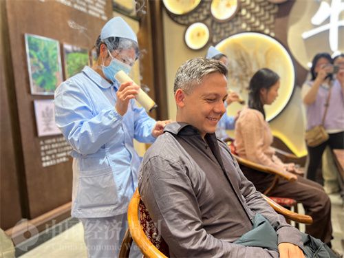   （外媒記者體驗(yàn)艾灸。中國經(jīng)濟(jì)周刊記者 郭志強(qiáng) 攝）