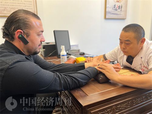   （外媒記者走進(jìn)中醫(yī)堂，問診中醫(yī)名師。中國經(jīng)濟(jì)周刊記者 郭志強(qiáng)攝）
