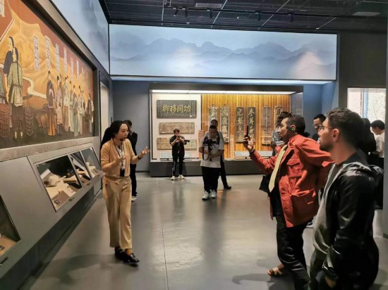  2023“一帶一路”媒體合作論壇聯(lián)合采訪團(tuán)參觀中國藥都中醫(yī)藥博物館。（本報(bào)記者 黃超攝）