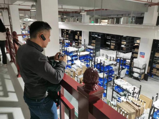 2023“一帶一路”媒體合作論壇聯(lián)合采訪團(tuán)團(tuán)員在仁和醫(yī)藥物流園拍攝記錄轉(zhuǎn)運(yùn)流程。（本報(bào)記者 黃超攝）