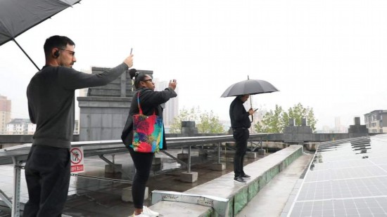   2023“一帶一路”媒體合作論壇聯(lián)合采訪團(tuán)參觀國家電投江西公司分宜電廠光伏矩陣。（本報(bào)記者 周歡攝）