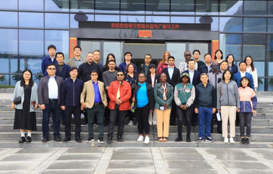   2023“一帶一路”媒體合作論壇聯(lián)合采訪團(tuán)參觀國家電投江西公司新余市綜合智慧零碳電廠。（受訪者供圖）