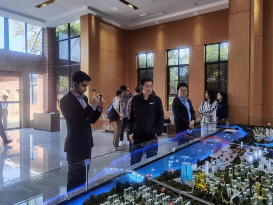 　　10月24日，2023“一帶一路”媒體合作論壇聯(lián)合采訪團團員在清水塘投資集團招商服務(wù)中心參觀。本報記者 常雯宜攝