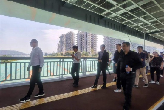 　　10月24日，2023“一帶一路”媒體合作論壇聯(lián)合采訪團團員走在清水塘大橋景觀通道上。本報記者 常雯宜攝