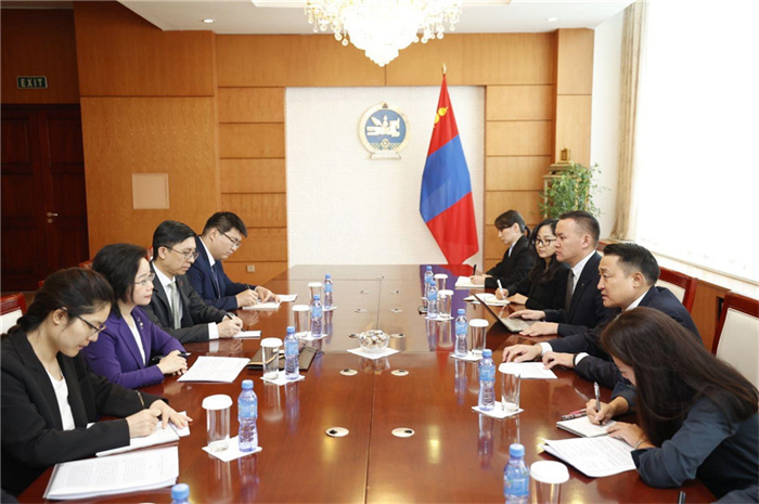 10月31日，中國駐蒙古國大使沈敏娟到任拜會蒙政府辦公廳主任兼蒙古人民黨總書記阿瑪爾巴伊斯格楞。中國駐蒙古使館供圖