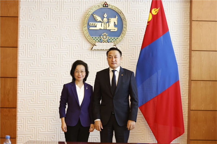 10月31日，中國駐蒙古國大使沈敏娟到任拜會蒙政府辦公廳主任兼蒙古人民黨總書記阿瑪爾巴伊斯格楞（右）。中國駐蒙古使館供圖