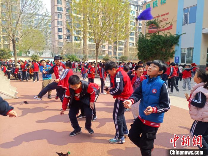 資料圖：小學(xué)生在大課間踢毽子。黃建 攝