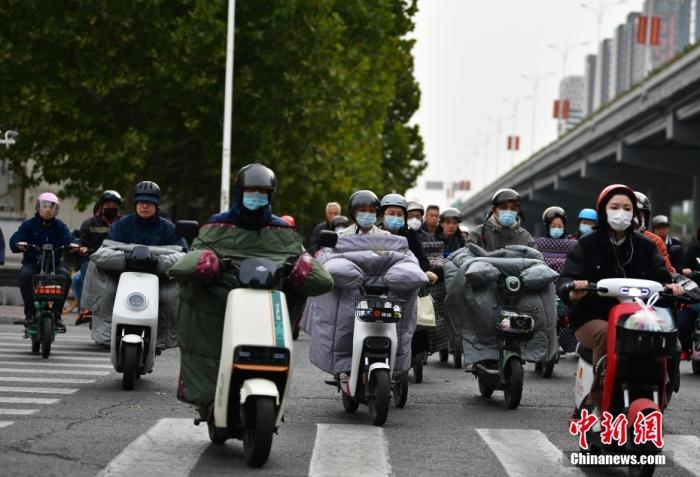 11月3日，河北石家莊迎降溫天氣，市民“捂”裝出行。 <a target='_blank' href='/'><p  align=