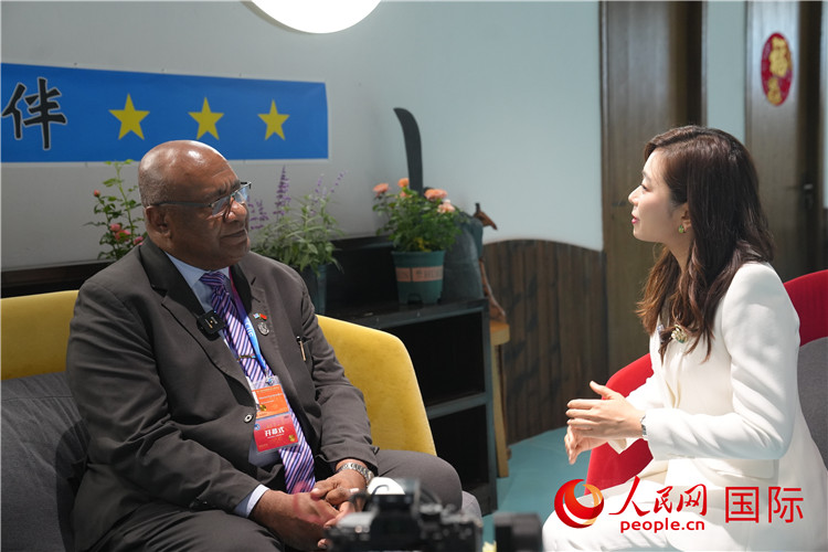 斐濟副總理兼貿(mào)易部長卡米卡米加接受人民網(wǎng)記者專訪。人民網(wǎng)記者 吳超嵐攝