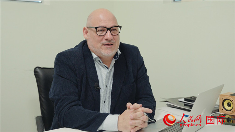 烏拉圭《共和國報》總編輯胡安·布蘭卡接受人民網(wǎng)專訪。人民網(wǎng)記者 張若涵攝