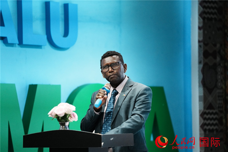 所羅門群島總理代表吉姆森·菲奧·塔南噶達(dá)發(fā)表致辭。人民網(wǎng) 彭昱凱攝