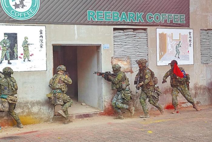 圖為2022年臺陸軍步訓部學員模擬城鎮(zhèn)戰(zhàn)。圖片來源：臺灣《中國時報》。