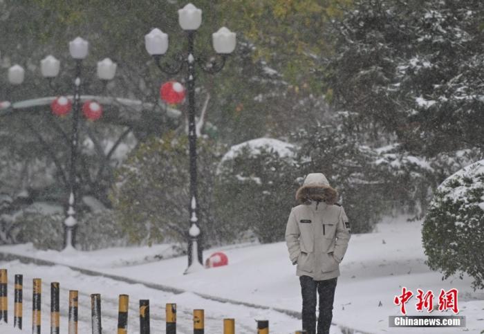 圖為市民在雪中出行。 <a target='_blank' href='/' ><p  align=