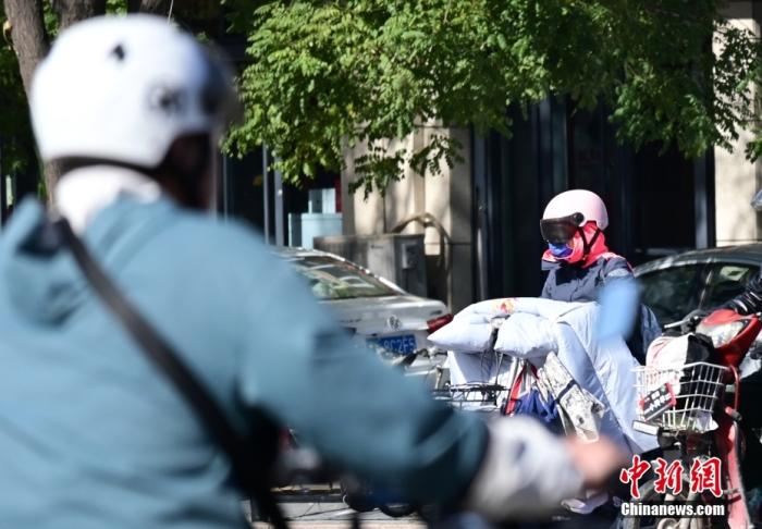 石家莊街頭，市民紛紛穿上厚厚的外套“捂”裝前行。 <a target='_blank' href='/'><p  align=