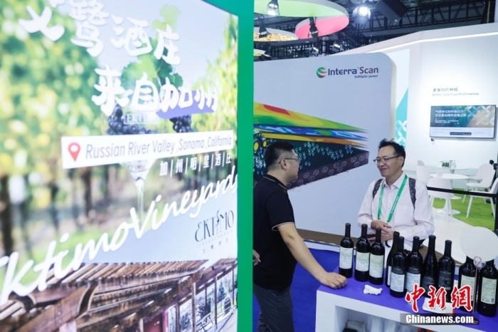 11月6日，參觀者與展臺工作人員交流。當日，第六屆中國國際進口博覽會在國家會展中心(上海)舉行。據(jù)上海美國商會官網(wǎng)消息，為進一步加強中美經(jīng)貿(mào)聯(lián)系，上海美國商會與美國農(nóng)業(yè)部合作參展2023年第六屆中國國際進口博覽會。今年是美國政府首次設立官方展館。<a target='_blank' href='/'><p  align=