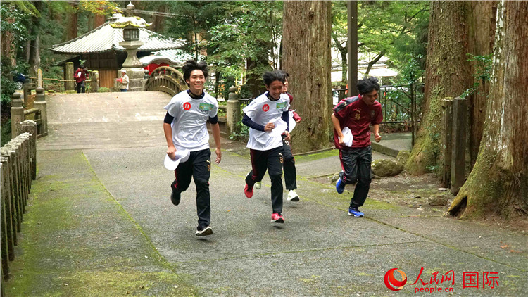 中日青少年在百年古剎里奔跑，揮灑青春的汗水。人民網(wǎng) 蔣曉辰攝