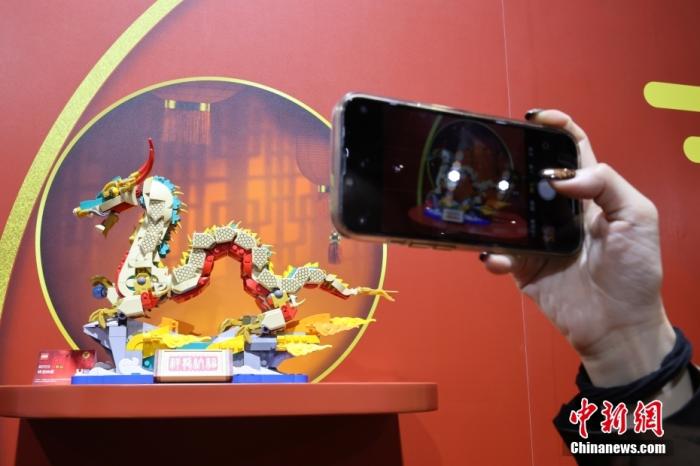 第六屆中國國際進(jìn)口博覽會舉行，消費品展區(qū)展出以生肖龍為題材的中國元素產(chǎn)品。<a target='_blank' href='/'><p  align=