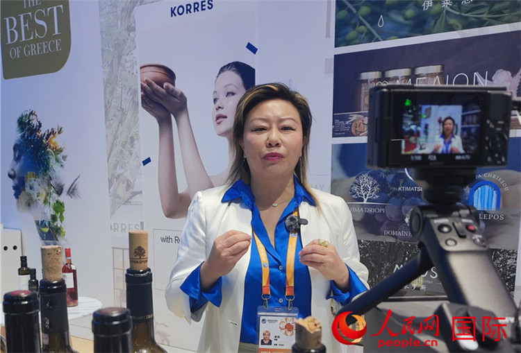 希華集團(tuán)聯(lián)合創(chuàng)始人兼總裁索菲亞女士接受采訪。人民網(wǎng) 殷韜攝