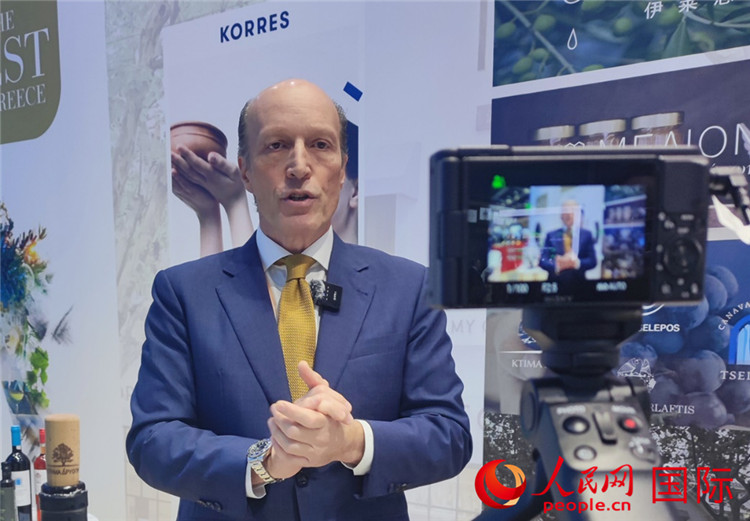 希華集團(tuán)創(chuàng)始人兼首席執(zhí)行官甘德密先生接受采訪。人民網(wǎng) 殷韜攝