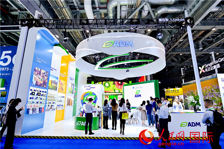 美國農(nóng)產(chǎn)品加工和貿易企業(yè)ADM在進博會的展臺。人民網(wǎng)記者 趙益普攝
