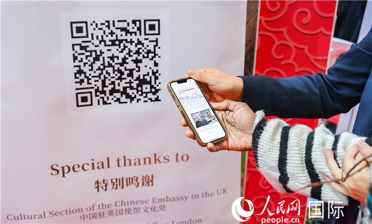 觀眾掃碼《我們的中國故事》系列視頻。人民網(wǎng) 郭錦標攝