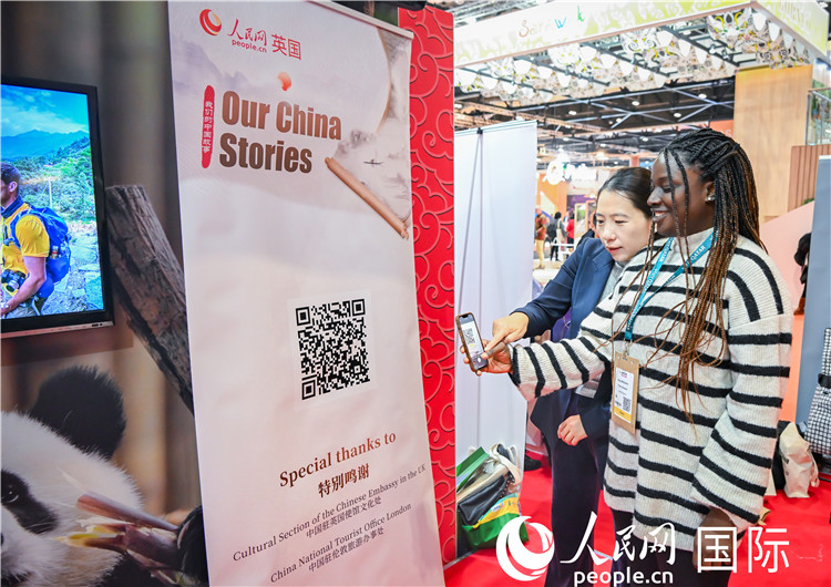 觀眾掃碼《我們的中國故事》系列視頻。人民網(wǎng) 郭錦標攝