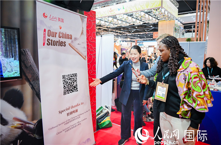 觀眾掃碼《我們的中國故事》系列視頻。人民網(wǎng) 郭錦標攝