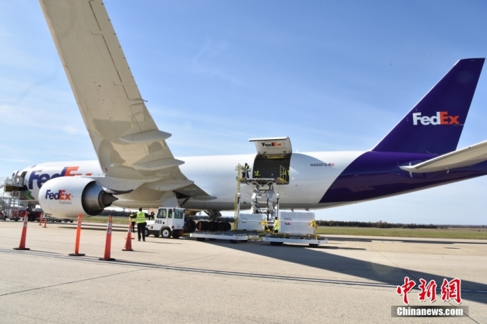 當?shù)貢r間11月8日，美國華盛頓史密森學會國家動物園的大熊貓“美香”“添添”和它們的幼崽“小奇跡”乘坐的專機從華盛頓杜勒斯國際機場起飛前往中國成都。圖為裝有大熊貓的特制“旅行箱”正在運上專機。<a target='_blank' href='/'><p  align=