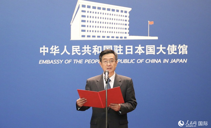 中國駐日本大使館教育處公使銜參贊杜柯偉宣讀獲獎人員名單。人民網 許可攝