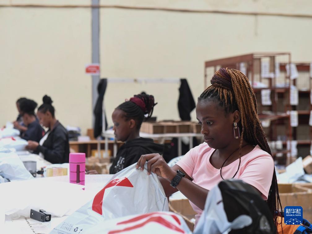 11月10日，在肯尼亞姆洛隆戈，Kilimall員工在倉(cāng)庫(kù)內(nèi)包裝商品。新華社記者 李亞輝 攝