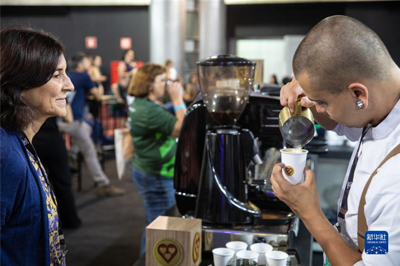 11月9日，咖啡師在巴西貝洛奧里藏特舉行的咖啡周上為參觀者制作咖啡。新華社記者 王天聰 攝