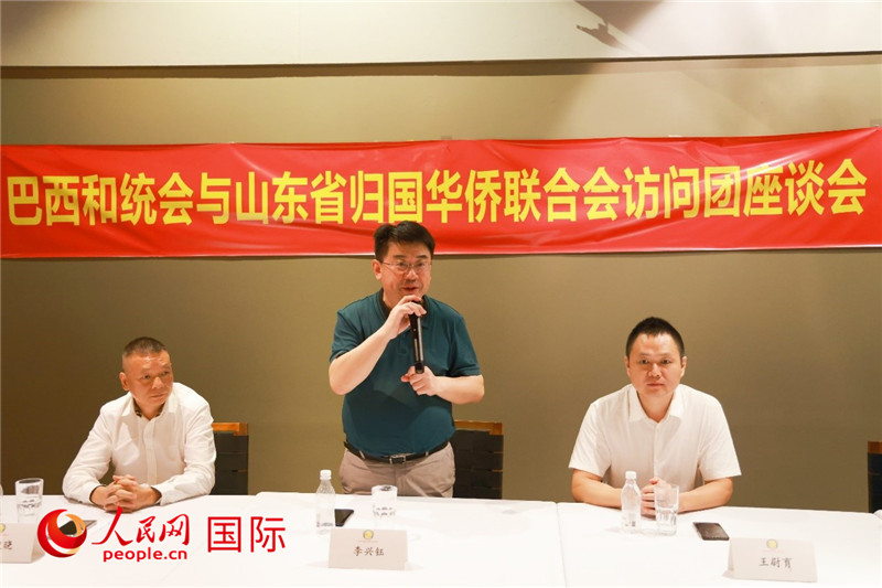 中國僑聯(lián)副主席、山東省僑聯(lián)主席李興鈺（中）在座談會(huì)上致辭。人民網(wǎng)記者 陳海琪攝