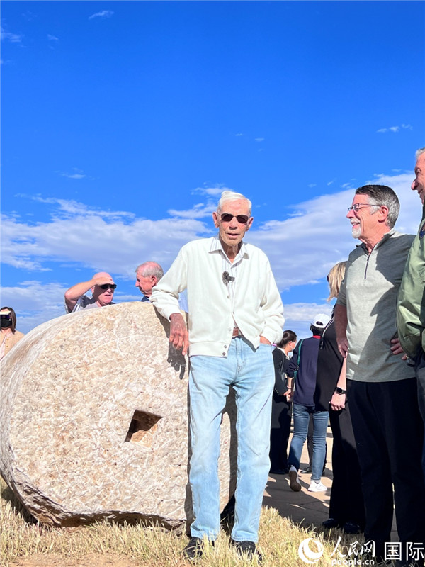 103歲的飛虎隊老兵哈里·莫耶在云南昆明呈貢機場舊址的石碾前留影。人民網 趙瞳攝