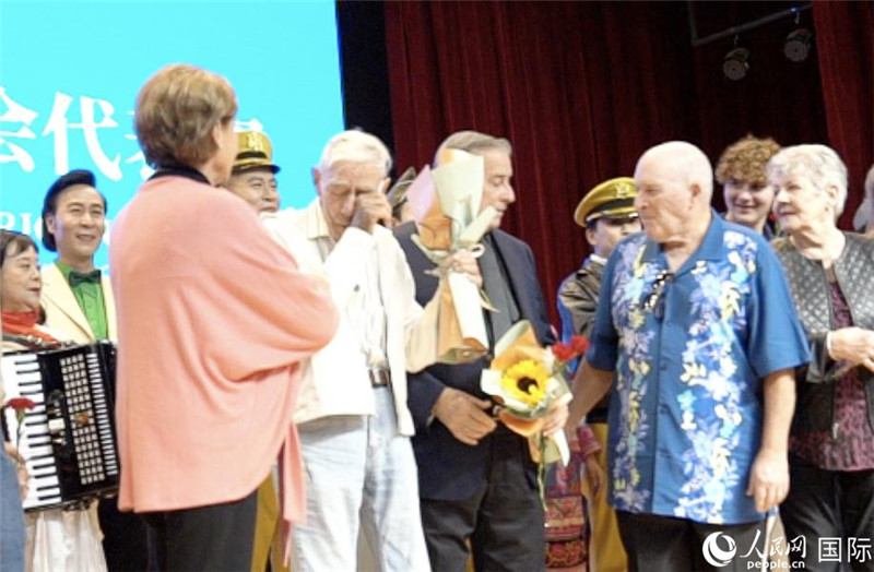 哈里·莫耶和代表團其他成員訪問昆明外國語學校，觀看講述飛虎隊開辟駝峰航線故事的音樂劇《翠堤長虹》，并與學校師生合唱《友誼地久天長》。人民網 趙瞳攝