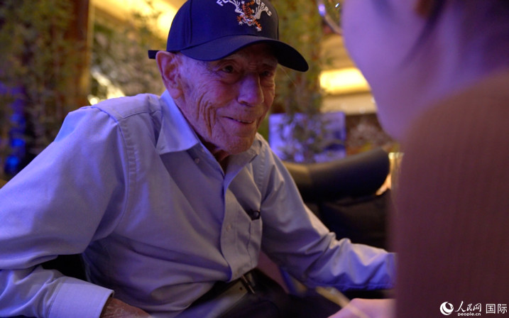 飛虎隊老兵哈里·莫耶接受人民網專訪。 人民網 張文捷攝