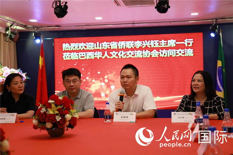 中國駐里約熱內(nèi)盧副總領(lǐng)事王尉育（右二）發(fā)表致辭。人民網(wǎng)記者宋亦然攝