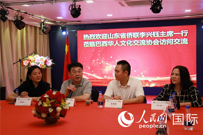 山東省僑聯(lián)主席李興鈺（左二）和與會僑領(lǐng)座談。人民網(wǎng)記者宋亦然攝