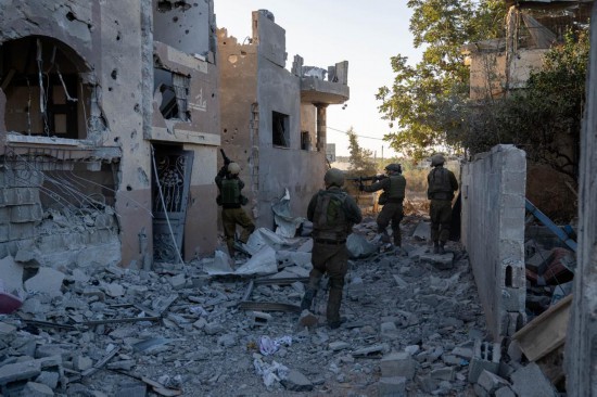 這張以色列國防軍11月12日發(fā)布的照片顯示，以軍地面部隊在加沙地帶北部開展軍事行動。新華社發(fā)