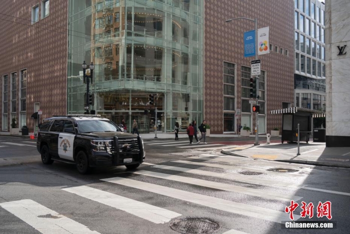 當(dāng)?shù)貢r間11月13日，美國加州舊金山聯(lián)合廣場周邊剛剛被沖洗過的街道較往常更為整潔。<a target='_blank' href='/'><p  align=