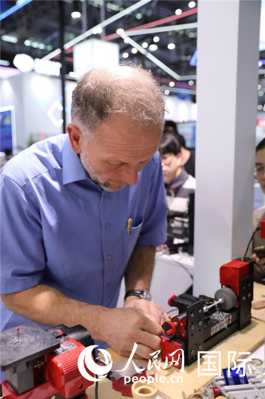 第25屆中國國際高新技術(shù)成果交易會15日在深圳開幕，圖為展商現(xiàn)場演示精密加工工具。人民網(wǎng)記者 魯揚攝