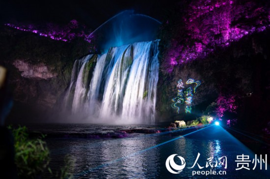 光影中的黃果樹大瀑布。人民網(wǎng) 陽茜攝